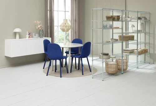 HANSTED Ø100 Table Gris Chaud + 4 EJSTRUP Chaises Bleu 4 HANSTED Ø100 Table Gris Chaud + 4 EJSTRUP Chaises Bleu – Image 2